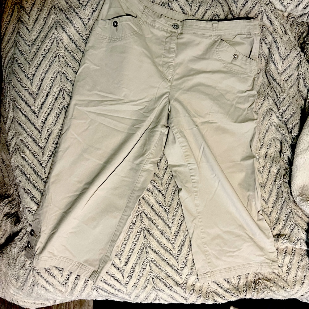 Khaki capri pants